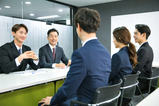 ‘지잡대’와 ‘명문대’는 학벌주의적 차별 표현이다. 요즘은 학벌을 보지 않는 블라인드 채용이 늘고 있다. 게티이미지뱅크 ‘지잡대’와 ‘명문대’는 학벌주의적 차별 표현이다. 요즘은 학벌을 보지 않는 블라인드 채용이 늘고 있다. 게티이미지뱅크