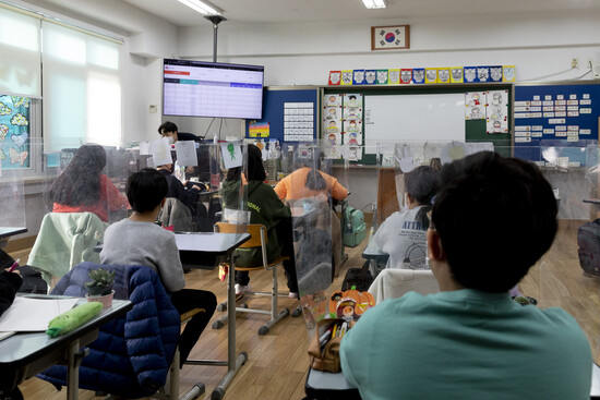 코로나19 관련 학교 가정통신문에서 ‘관할 보건소’라는 말은 ‘담당 보건소’로 순화할 수 있다. 사진은 지난해 서울의 한 초등학교에서 학생들이 수업을 하고 있는 모습. 공동취재사진