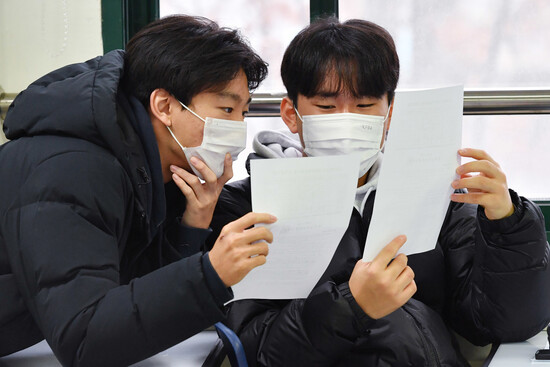 2023학년도 수능 성적표 배부일인 지난 9일 오전 서울의 한 고등학교에서 고3 수험생들이 수능 성적표를 보고 있다. 공동취재사진