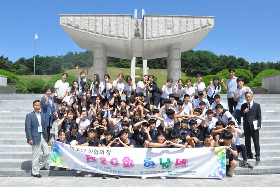 지난 7월14일 제20회 ‘하날세’ 행사에 참여한 전남사대부고와 부산사대부고 1학년 학생들이 국립5·18민주묘지 참배를 마친 뒤 추념문 앞에서 단체사진을 찍고 있다. 매년 하날세 행사에는 두 학교 교장이 아이들과 동행한다. 이미화 전남사대부고 교사 제공