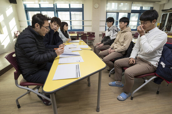 지난 2017년 11월24일 경북 포항시 남구 포항동성고등학교 교실에서 고3 학생들이 교사와 함께 대학 수시 입학전형 면접을 준비하고 있다. 포항/김성광 기자 flysg2@hani.co.kr