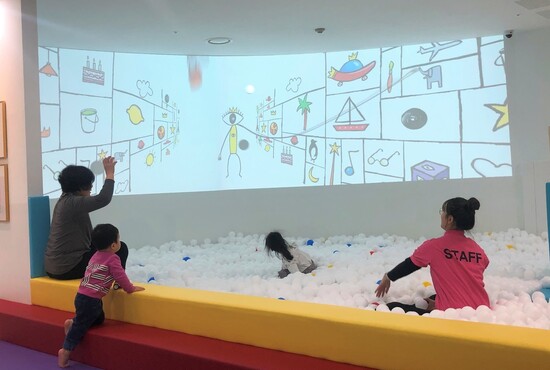 지난 1월21일 서울 예술의 전당 1101 어린이 라운지에서 예술 놀이를 체험해보고 있는 보호자와 어린이들. 김지윤 기자
