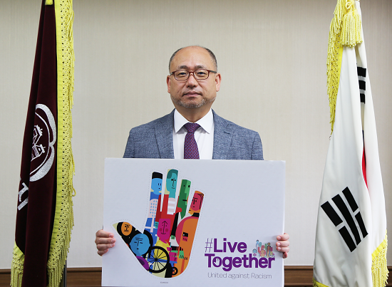 덕성여대 김진우 총장은 20일 인종차별 반대 글로벌 캠페인 「#Live Together 챌린지」 에 동참하고 로고 든 사진을 SNS에 공유했다. 덕성여대 제공
