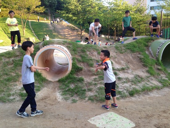 전남 순천시 기적의 놀이터 1호 ‘엉뚱발뚱’에서 아이들이 놀이를 즐기고 있다. 편해문 작가 제공