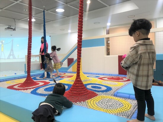 지난 1월21일 서울 예술의 전당 1101 어린이 라운지에서 예술 놀이를 체험해보고 있는 보호자와 어린이들. 김지윤 기자