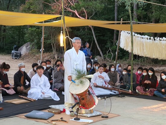 17일 전남 해남 북일면 에루화헌 명상터에서 열린 굿판에 나선 박필수 해남군고보존회 회장.