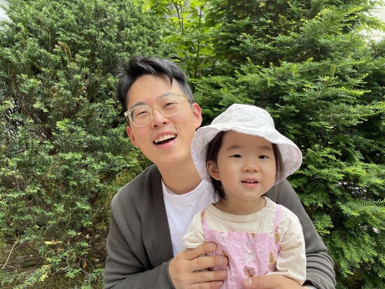 ‘밀레니얼 세대 부모를 위한 뉴스레터’ &lt;호락호락&gt;을 발행하는 이민재 편집장이 딸아이를 안고 있다. 이민재씨 제공