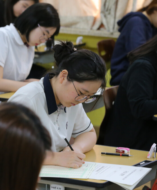 서울 여의도에 있는 한 고등학교에서 학생들이 모의평가 시험을 보고 있다. &lt;한겨레&gt; 자료사진
