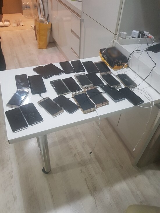 출장 성매매 알선 업소에서 사용한 대포폰. 경기남부경찰청 제공