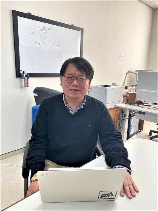 지난 21일 오전 경희대 국제캠퍼스 전자정보대학관 연구실에서 소프트웨어융합대학 박성배 교수가 인터뷰를 마친 뒤 사진을 찍고 있다.