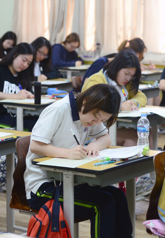 서울 여의도에 있는 한 고등학교에서 학생들이 모의평가 시험을 보고 있다. &lt;한겨레&gt; 자료사진