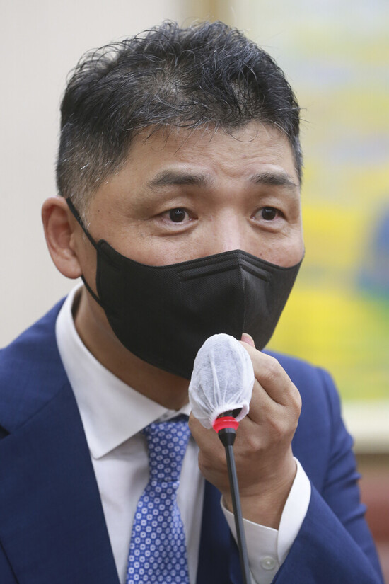 2021년 10월5일 국회 정무위원회 국정감사에 출석한 김범수 카카오이사회 의장이 긴장한 표정으로 의원들의 질의를 듣고 있다. 연합뉴스