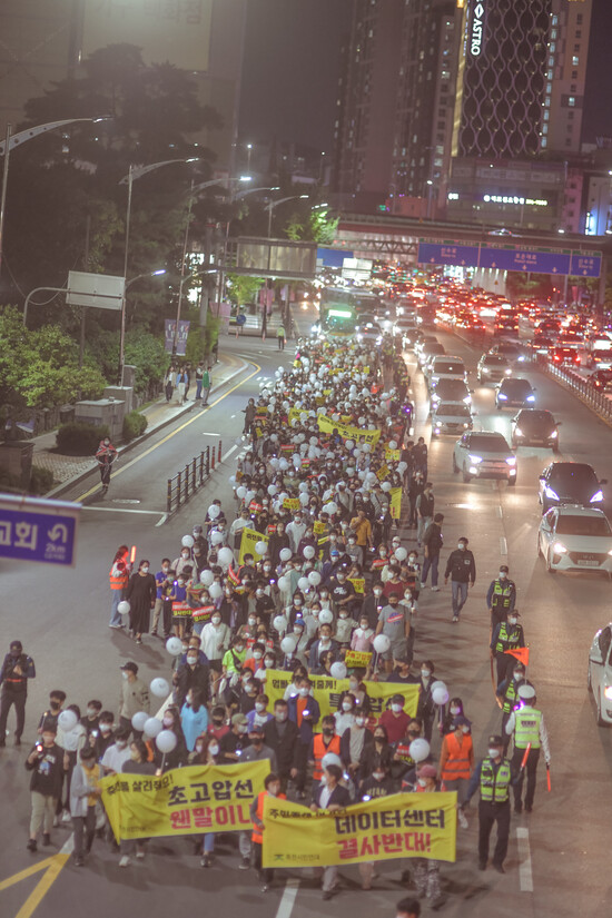 지난달 24일 경기 용인시 수지구 죽전동 죽전데이터센터 인근 주민들이 데이터센터 건립에 반대하는 거리시위를 벌이고 있다. 죽전시민연대 제공