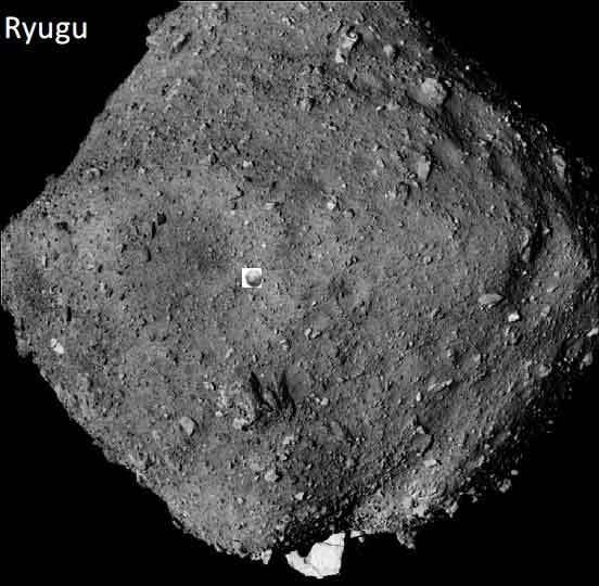 소행성 류구(다이아몬드 모양)와 하야부사2호의 다음 목적지인 소행성 1998KY26(가운데 작은 네모 안의 물체).