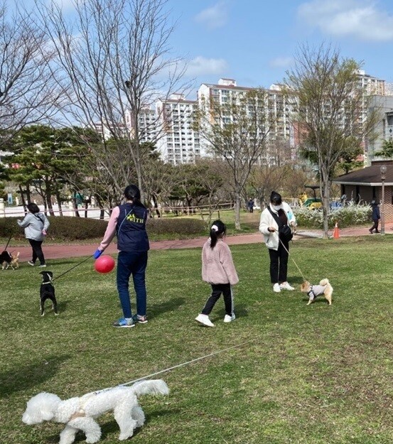 시민들이 공원에 반려동물을 데리고 나와 한가로운 시간을 보내고 있다. 광주시 제공