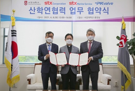 &nbsp; &nbsp; &nbsp; &nbsp; 왼쪽부터 피케이밸브(주) 전영찬 대표, 심종혁 총장, (주)STX 박상준 대표이사. 서강대 제공