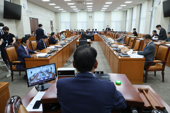 24일 오전 국회에서 행정안전위원회 법안심사제1소위원회가 진행되고 있다. 연합뉴스