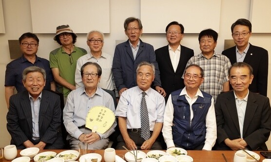 최초 인권변호사로 민청학련 피의자들을 변론했던 홍성우 변호사(앞줄 왼쪽 둘째)의 팔순이었던 지난 2017년 당시 민청학련 관련자들이 모였다. 윗줄 왼쪽부터 시계 방향으로 이광일 목사, 이근성 전 프레시안 대표, 김효순 전 &lt;한겨레&gt; 편집인, 유홍준 전 문화재청장, 김부겸 행정자치부 장관, 김학민 이한열기념사업회 이사장, 김성식 국민의당 의원, 이철 희망래일 이사장, 이현배 전 민청학련 공동대표, 강신옥 변호사, 홍 변호사, 유인태 전 청와대 정무수석비서관. 김명진 기자 littleprince@hani.co.kr