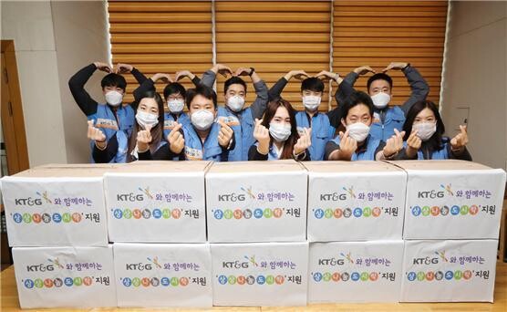 케이티앤지 복지기관에 도시락 기부 케이티앤지(사장 백복인)가 코로나19 장기화로 어려움을 겪고 있는 소상공인과 취약계층을 돕기 위해 전국 복지 기관에 총 3억원 상당의 ‘상상나눔’ 도시락을 지원한다. 사진은 신탄진공장 직원들이 도시락 전달 기념사진을 촬영하는 모습이다.   사진 케이티앤지 제공
