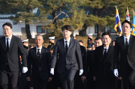 신당 창당을 준비 중인 이준석 전 국민의힘 대표가 1일 천하람 전 전남 순천갑 당협위원장(왼쪽), 이기인 경기도의원(오른쪽)과 함께 국립서울현충원을 참배하고 있다. 연합뉴스