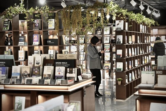 한양문고&amp;카페 명동눈스퀘어점에서 고객들이 여유롭게 책을 살펴보고 있다.