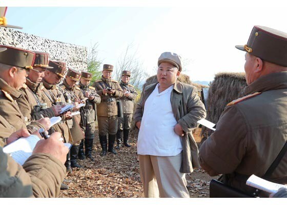 김정은 북한 국무위원장은 10일 최고인민회의를 앞두고 포사격 훈련지도를 하며 ‘저강도 군사행보’를 이어갔다. &lt;조선중앙통신&gt; 홈페이지 캡쳐
