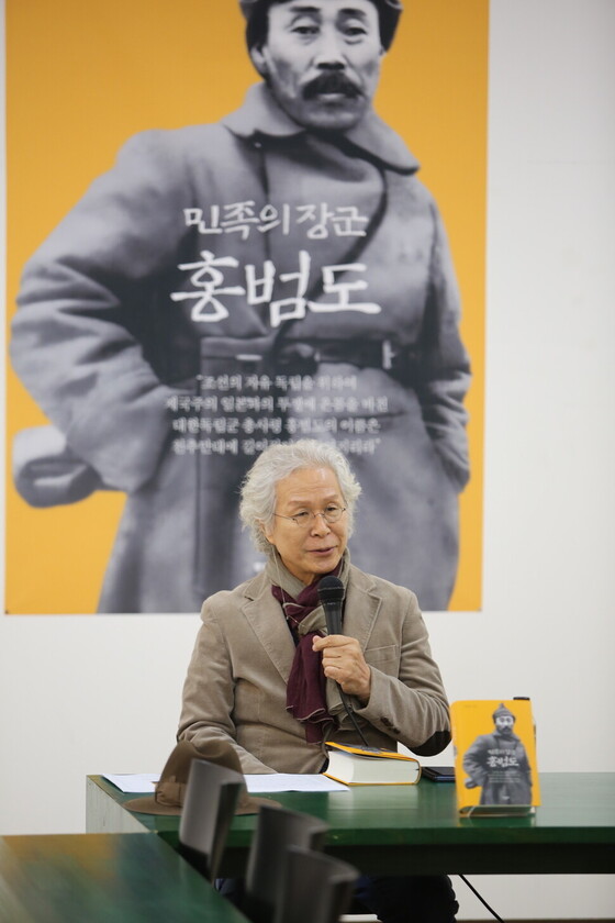 ‘민족의 장군 홍범도’(한길사)를 쓴 이동순 시인의 모습. 한길사 제공