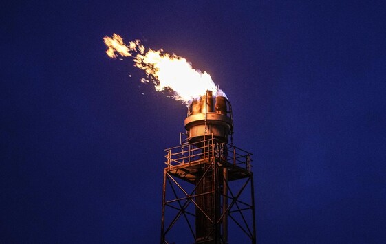 지난 4월5일 독일 겔젠키르헨에서 브리피티페트롤리엄(BP) 정유소가 가스를 태우고 있다. AP/연합뉴스