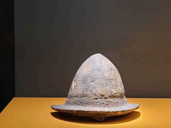2014년 몽촌토성에서 출토된 굴뚝 장식품(연가). 연기를 빼는 굴뚝 몸통 윗부분에 놓았던 머리 장식으로 한성백제 시대 유적에서는 처음 발견된 굴뚝 장식이다.