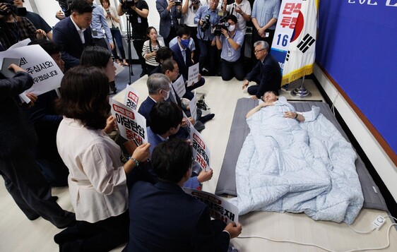 지난 15일 서울 여의도 국회 당대표실에서 더불어민주당 소속 의원들이 단식 중인 이재명 대표를 찾아 단식 중단을 촉구하고 있다. 사진공동취재단