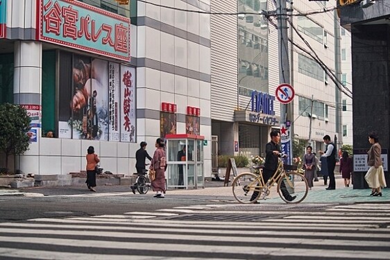 영화 ‘헌트’에서는 부산 초량동 골목을 1983년 일본 도쿄 거리로 꾸몄다.