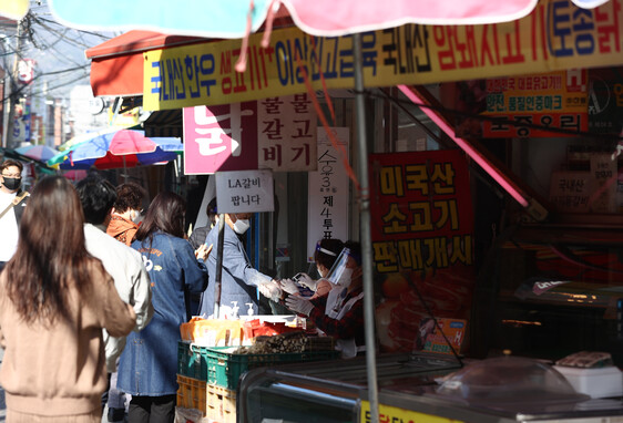 <b>시장이지만, 투표소입니다</b><br>서울시장 보궐선거일인 7일 수유중앙시장 내에 마련된 수유3동 제4투표소에서 시민들이 투표를 하고 있다. 연합뉴스