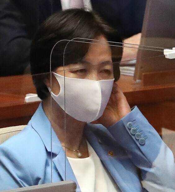 추미애 법무부 장관이 지난달 8일 오후 열린 국회 본회의에 출석해 국무위원석에 앉아 있다. 공동취재사진
