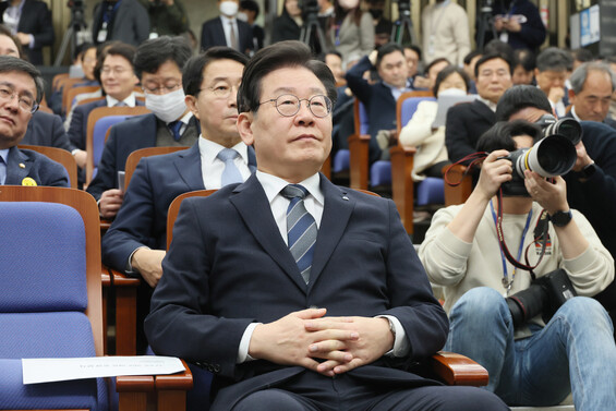 이재명 더불어민주당 대표가 21일 국회에서 열린 의원총회에서 박홍근 원내대표의 발언을 경청하고 있다. 연합뉴스