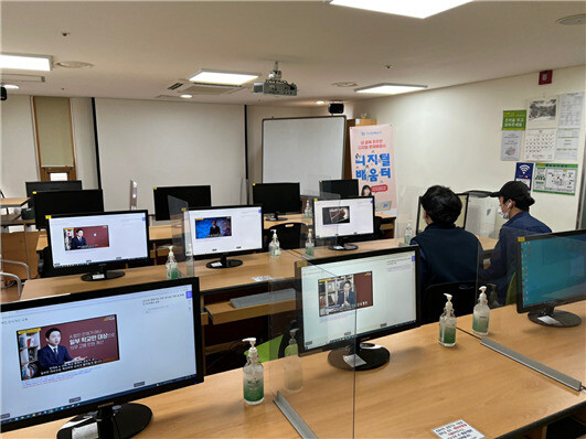 지난 7일 서울 중랑구 구립신내경로복지센터에 마련된 ‘디지털 배움터’에서 사회복무요원 2명이 복지센터 직원들의 온라인 법정 의무교육을 대신 듣고 있다. 사회복무요원 박아무개(22)씨 제공.