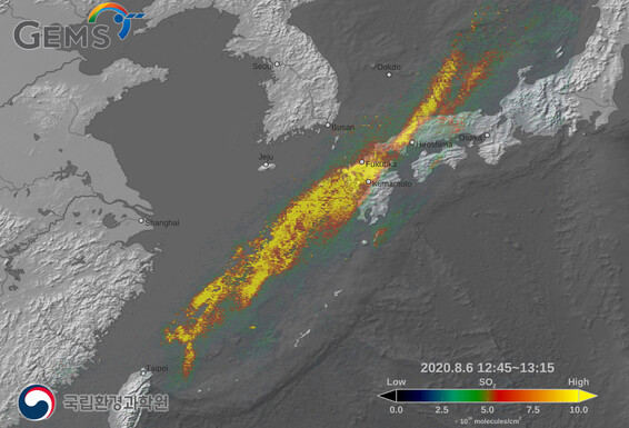 지난 8월6일 정지궤도 환경위성인 ‘천리안 2B’호가 일본 니시노시마 화산 폭발 시 발생한 고농도의 아황산가스가 북태평양 고기압 기류를 따라 한반도 근처까지의 이동이 관측된 모습. 국립환경과학원 제공