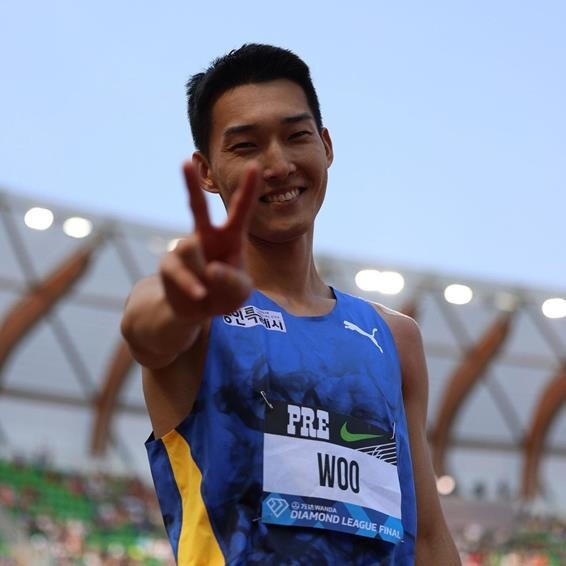 우상혁이 17일(한국시각) 미국 오리건주 유진 헤이워드필드에서 열린 2023 세계육상연맹(WA) 다이아몬드리그 파이널 남자 높이뛰기 경기에서 우승한 뒤 카메라를 향해 브이를 그리고 있다. 세계육상연맹 인스타그램 갈무리