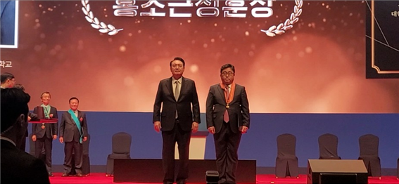 &nbsp; &nbsp; &nbsp; &nbsp; &nbsp; &nbsp; &nbsp; &nbsp; &nbsp; &nbsp; &nbsp; &nbsp; &nbsp; &nbsp; &nbsp; &nbsp; &nbsp; &nbsp; 서울시립대 박훈 교수가 홍조근정훈장을 수상했다. 서울시립대 제공