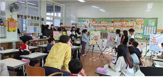 김순호 구례군수가 지난해 11월26일 구례중앙초등학교 4학년 교실을 찾아가 보행로 실태를 듣고 있다. ‘지구를 위한 작은 발걸음’ 제공