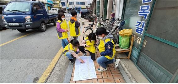 구례중앙초등학교 4학년 학생들이 지난해 11월 학교 인근 봉성로의 보행로 실태를 조사하고 있다. ‘지구를 위한 작은 발걸음’ 제공