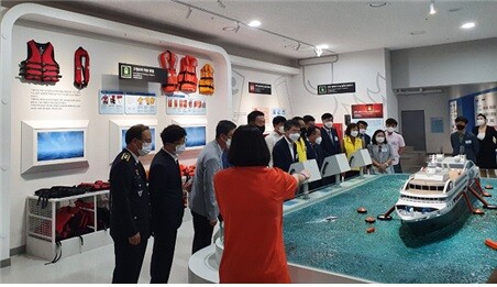 경기평택항만공사(사장 문학진)는 7일 안산시 단원구 대부북동에 위치한 해양특성화 안전체험관인 경기해양안전체험관 개관식을 개최했다. 사진은 참석자들이 체험관 시설을 시찰하고 있다. 경기평택항만공사(사장 문학진)는 7일 안산시 단원구 대부북동에 위치한 해양특성화 안전체험관인 경기해양안전체험관 개관식을 개최했다. 사진은 참석자들이 체험관 시설을 시찰하고 있다.