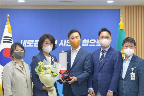 왼쪽부터 김현숙 이응노연구소장, 청관재 박경임 기증자, 이택구 대전시 행정부시장(재단 이사장), 류철하 재단 대표이사, 이병연 대전시 문화예술정책과장. 대전고암미술문화재단 제공
