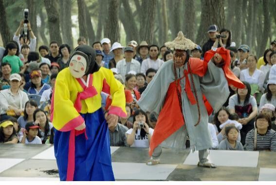 한국의 대표적 탈춤인 하회별신굿탈놀이. 국가무형문화재 69호로 지정되어 있다. 문화재청 제공