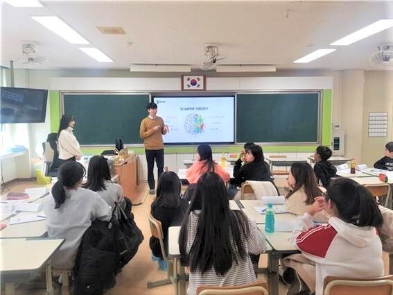 지난 1월18일 박시형 변리사와 강예원 창의교육 전문가가 전남 화순초등학교에서 팀티칭 방식으로 발명 특강을 진행하고 있다. 브레인코어 제공 지난 1월18일 박시형 변리사와 강예원 창의교육 전문가가 전남 화순초등학교에서 팀티칭 방식으로 발명 특강을 진행하고 있다. 브레인코어 제공