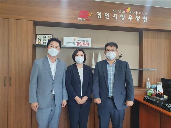 조택상 인천시 균형발전정무부시장(사진 맨 왼쪽)이 15일 경인지방우정청을 방문해 연평우체국의 폐국 검토 철회해 달라고 요구했다. 인천시 제공