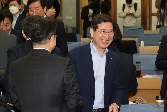 김학용 국민의힘 의원이 지난 15일 국회의원회관에서 열린 친윤계 의원 모임 ‘국민공감'에 참석해 의원들과 인사하고 있다. 연합뉴스