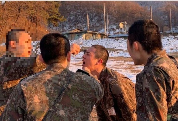 아이돌 그룹 방탄소년단(BTS) 멤버 진이 신병교육대에서 화생방 훈련을 받은 뒤 얼굴을 씻고 있다. ‘육군훈련소 대신 전해드립니다’&nbsp; 갈무리