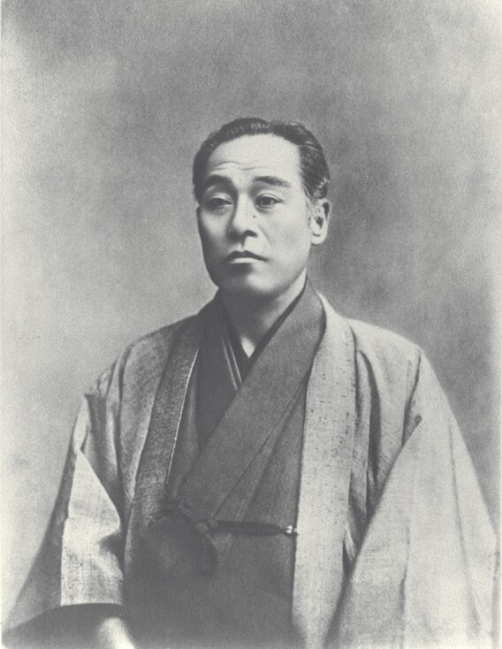 일본 메이지 시대의 지식인 후쿠자와 유키치의 초상(1891). 이 사진은 일본 최고액권인 1만엔권에도 담겨 있다. 근대 서양의 개념들을 소개한 &lt;서양사정&gt;은 일본 근대 형성에 영향을 끼쳤다는 평가를 받는다. 위키미디어 코먼스