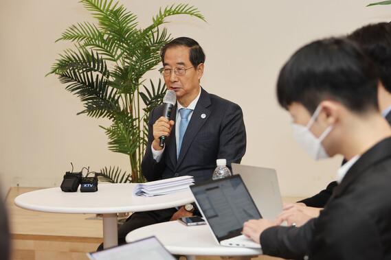 한덕수 국무총리가 24일 정부서울청사에서 출입기자단 만나 백브리핑을 하고 있다. 연합뉴스