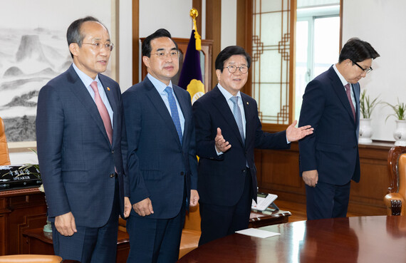 박병석 국회의장이 29일 오전 서울 여의도 국회에서 여·야·정 추경안 협의 전 참석자들과 기념촬영을 하고 있다. 왼쪽부터 추경호 부총리 겸 기획재정부 장관, 더불어민주당 박홍근 원내대표, 박 의장, 국민의힘 권성동 원내대표. 국회사진기자단